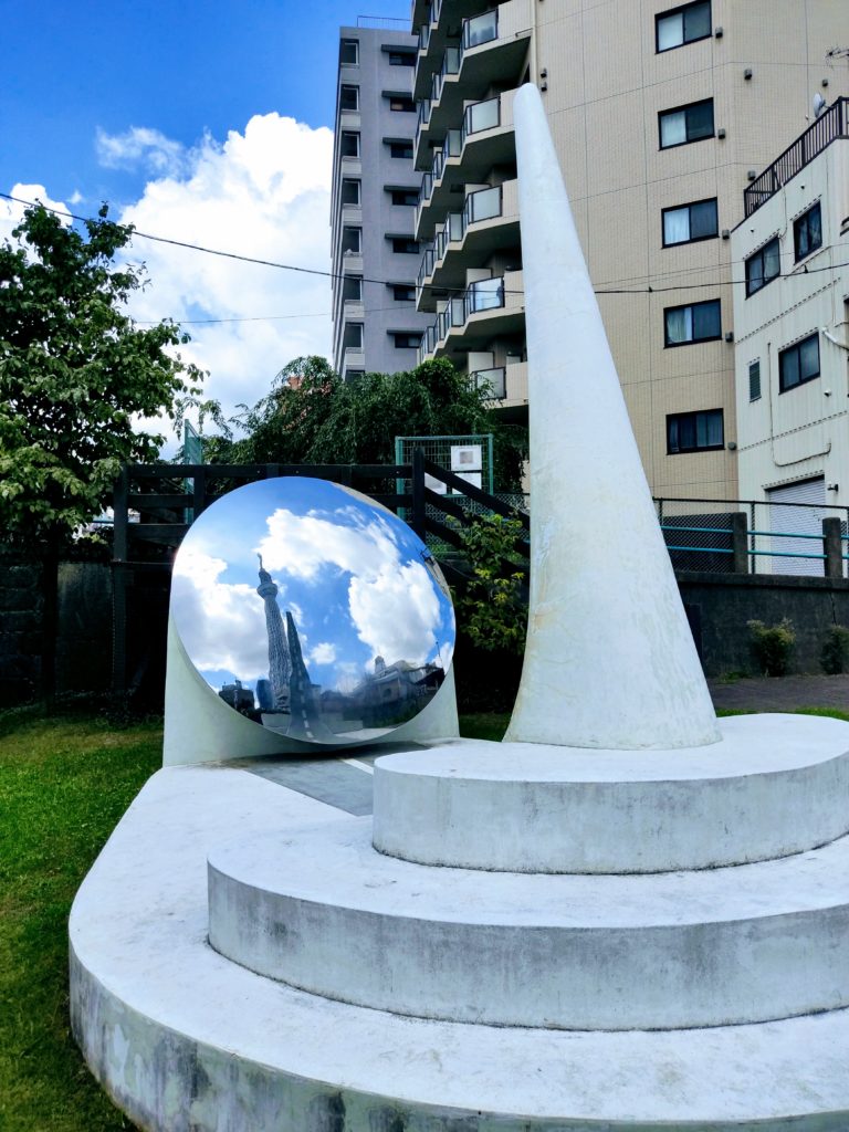 大横川親水公園の管理事務所前の鏡のオブジェ。