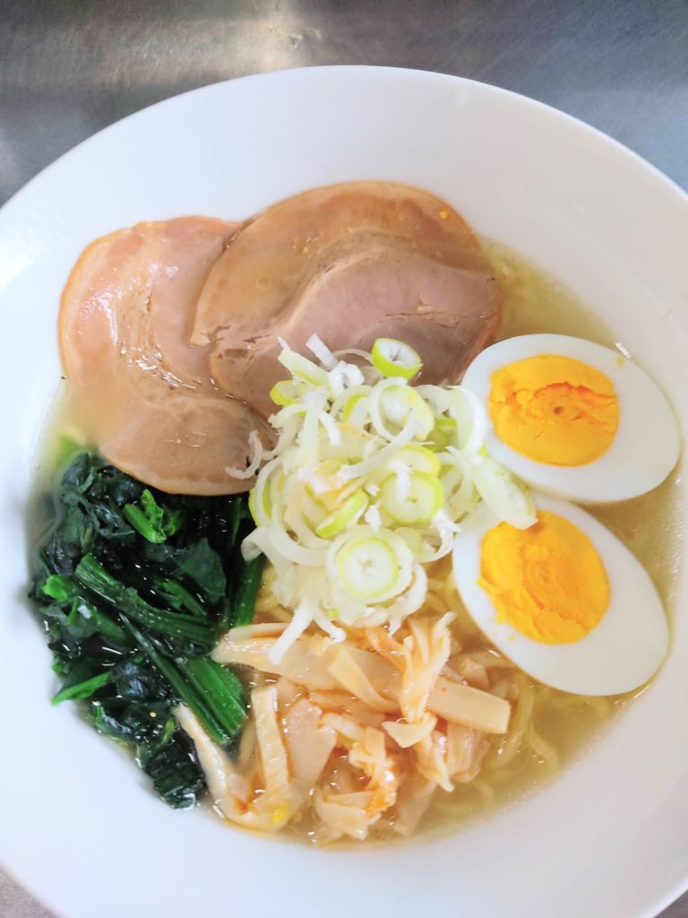 「日清のラーメン屋さん北海道函館しお」を調理したもの。
