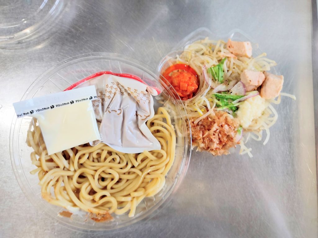 「中華蕎麦とみ田監修 冷し豚中華」の具材、麺、スープ。