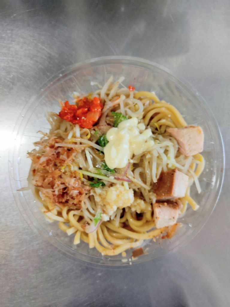 【セブンイレブン】の「中華蕎麦とみ田監修 冷し豚中華」に具材を載せた写真。