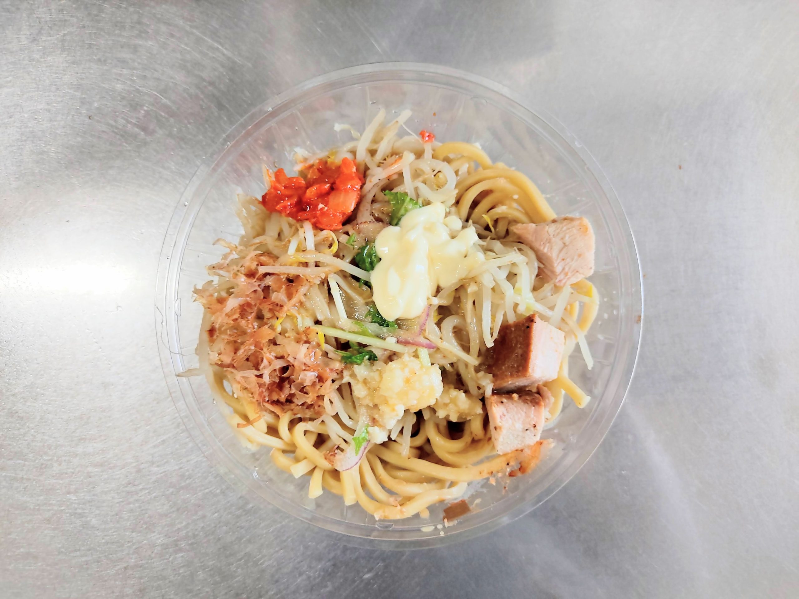 「中華蕎麦とみ田監修 冷し豚中華」に具材をのせたところ。