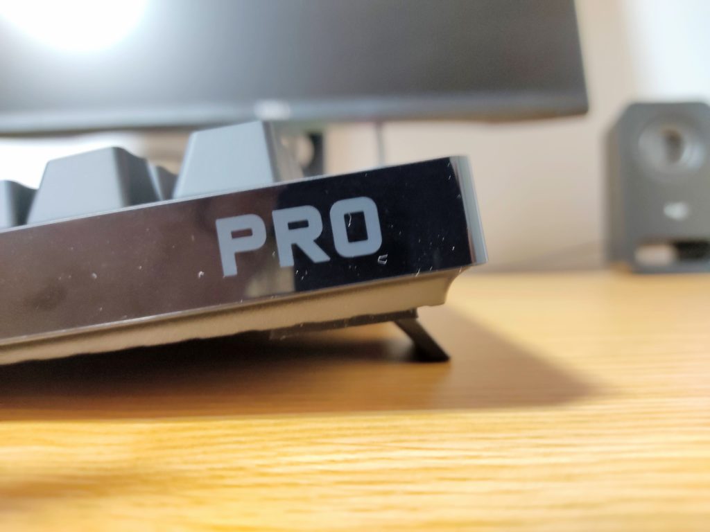 ロジクールのメカニカルキーボード「G PRO X」、脚を出したところを横から見た写真。