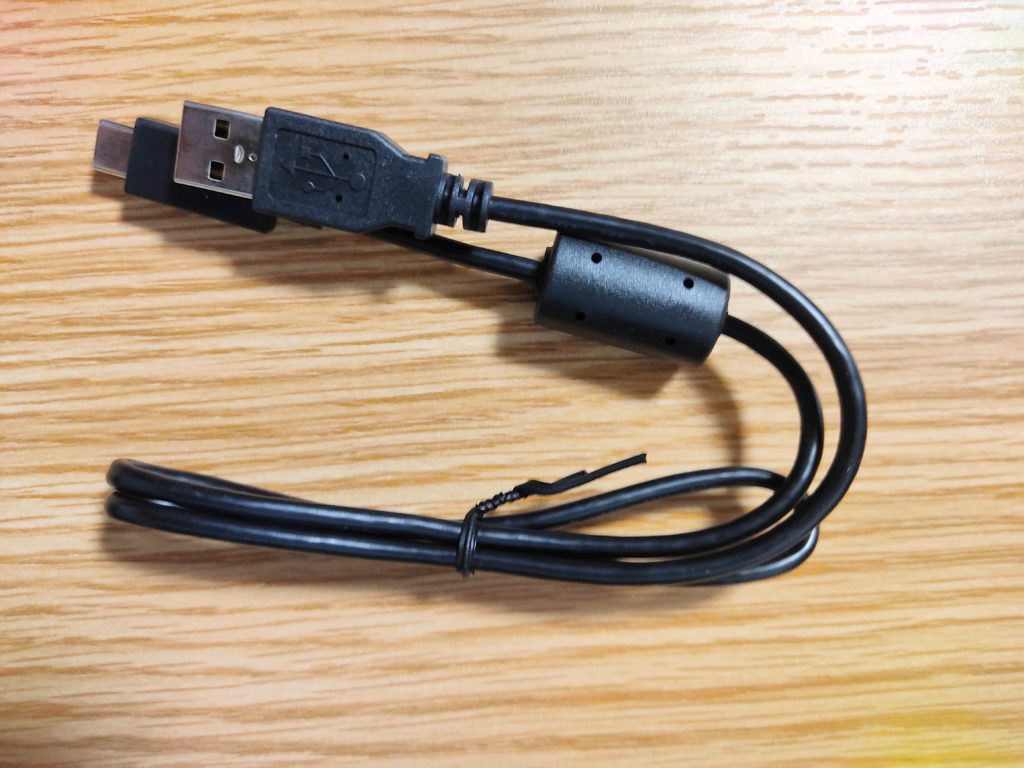 USBケーブル。