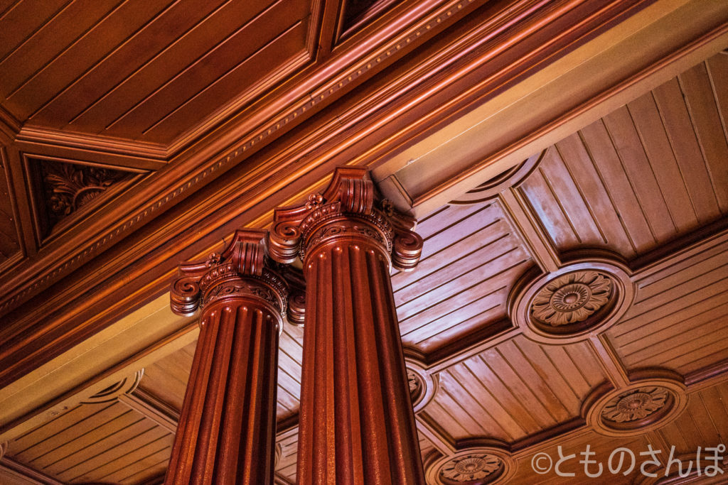 旧岩崎邸・洋館。天井と円柱。