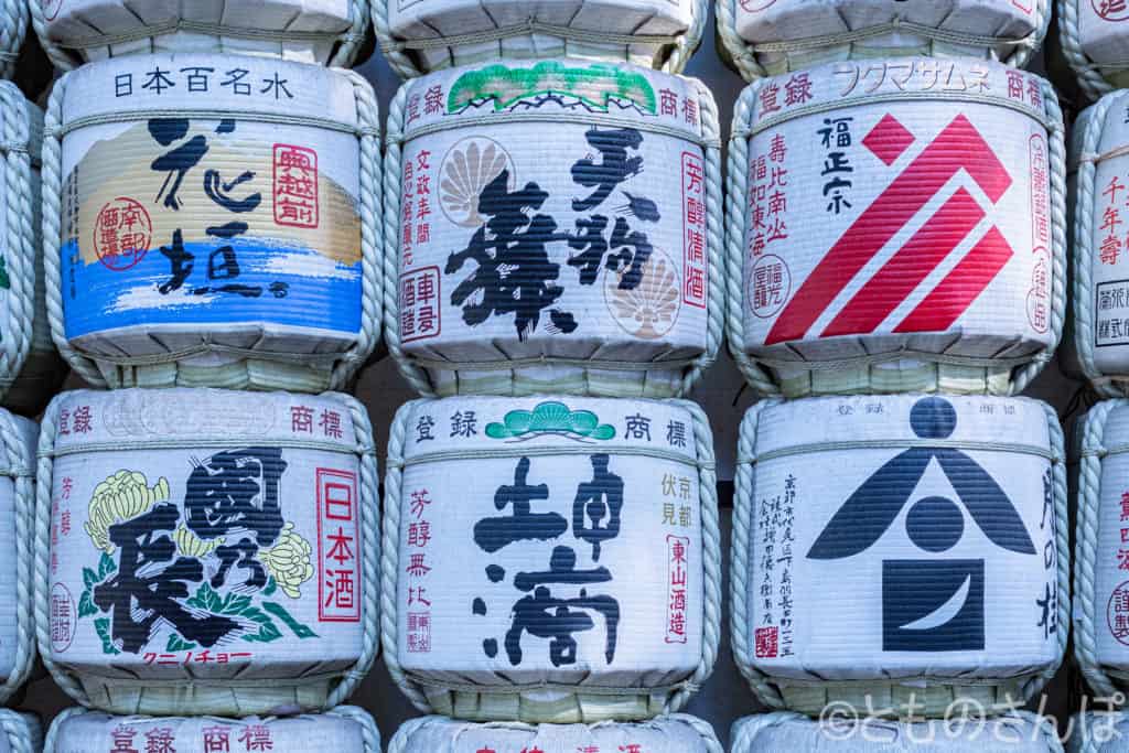 奉納されている日本酒樽。