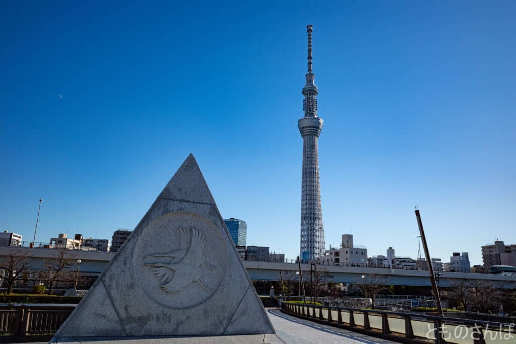 桜橋のモニュメント「瑞鶴の図一　双鶴飛立の図」と東京スカイツリー。
