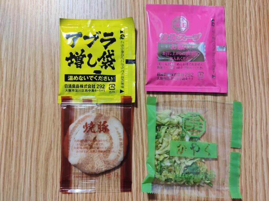 「日清豚ラ王 ヤサイ、アブラ、ニンニク」の具材。