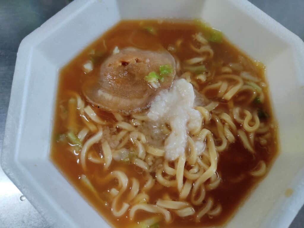 「日清豚ラ王 ヤサイ、アブラ、ニンニク」の完成写真。