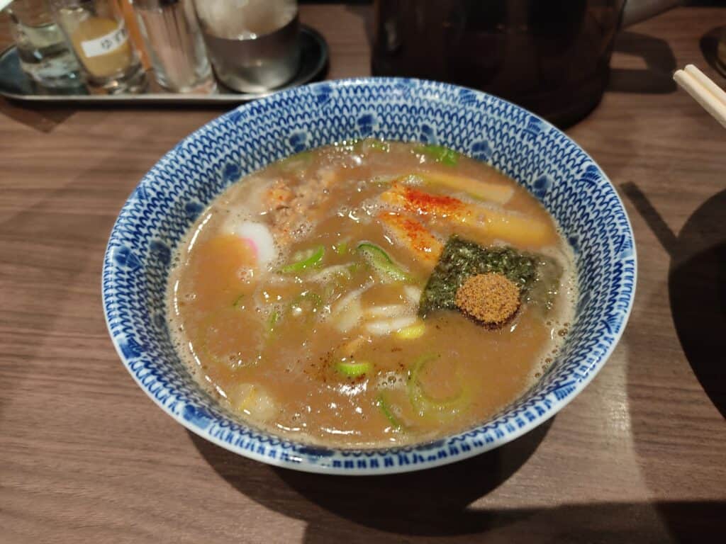 六厘舎特性つけ麺(大盛り)のスープ。