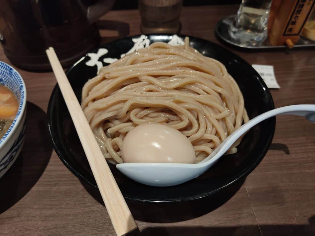 六厘舎特性つけ麺(大盛り)、麺と味付玉子。