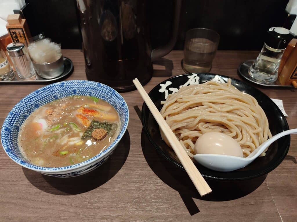 六厘舎特性つけ麺(大盛り)。