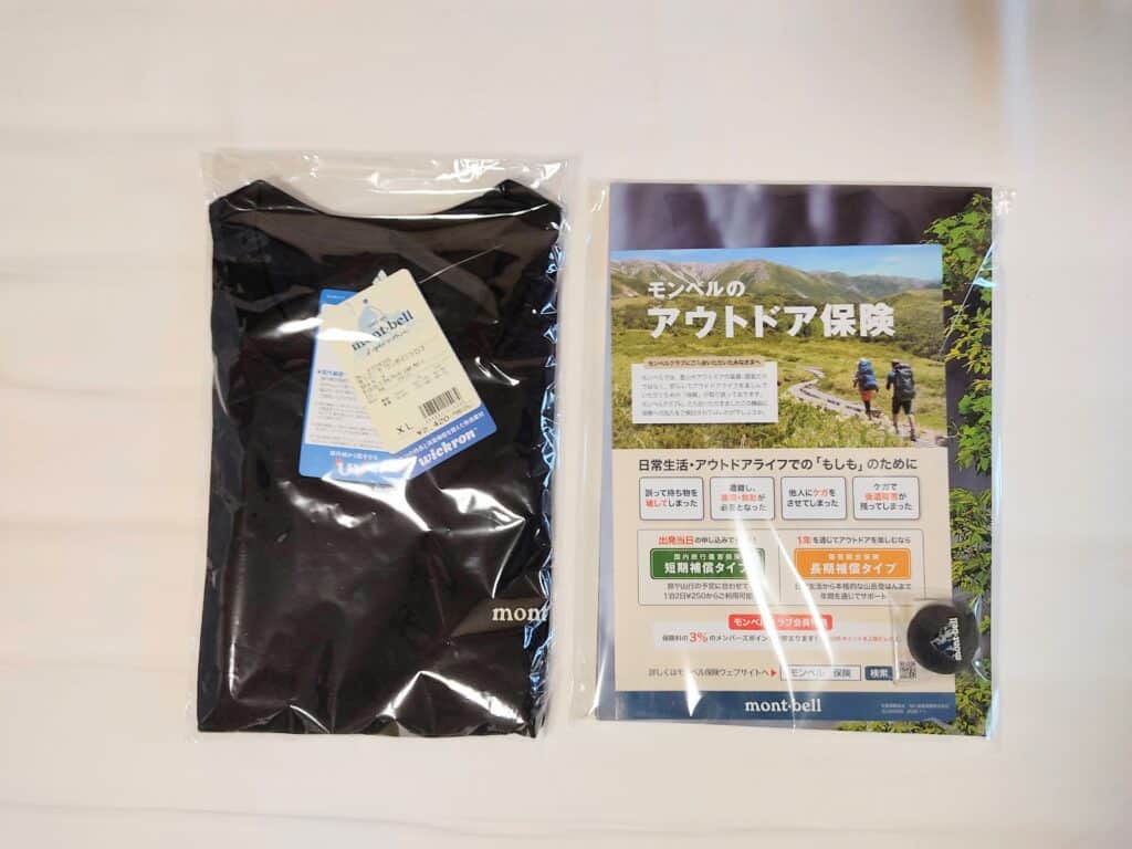 モンベルのウィックロンTシャツとカタログ。