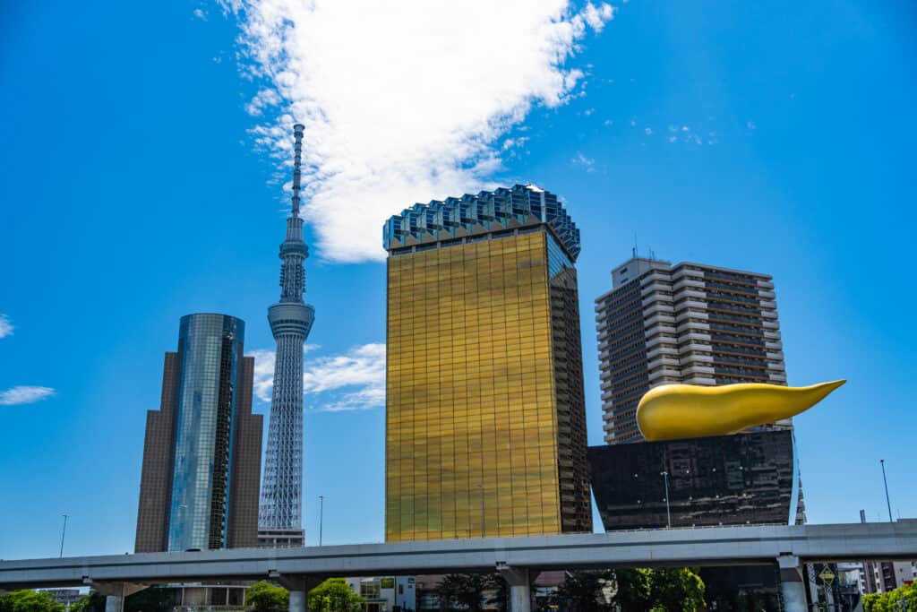 吾妻橋付近から見るアサヒビール本社ビルと東京スカイツリー