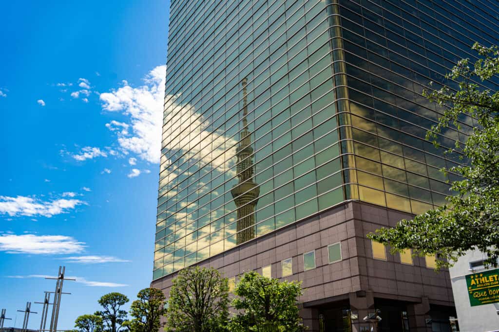 アサヒビール本社ビルに反射する東京スカイツリー