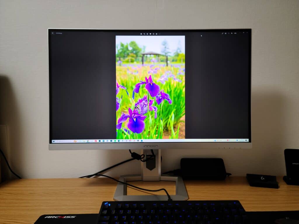 INNOCN M2Uの画面上に花菖蒲の画像が表示されている