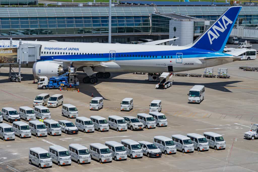 駐機中のANAの航空機と多数の自動車