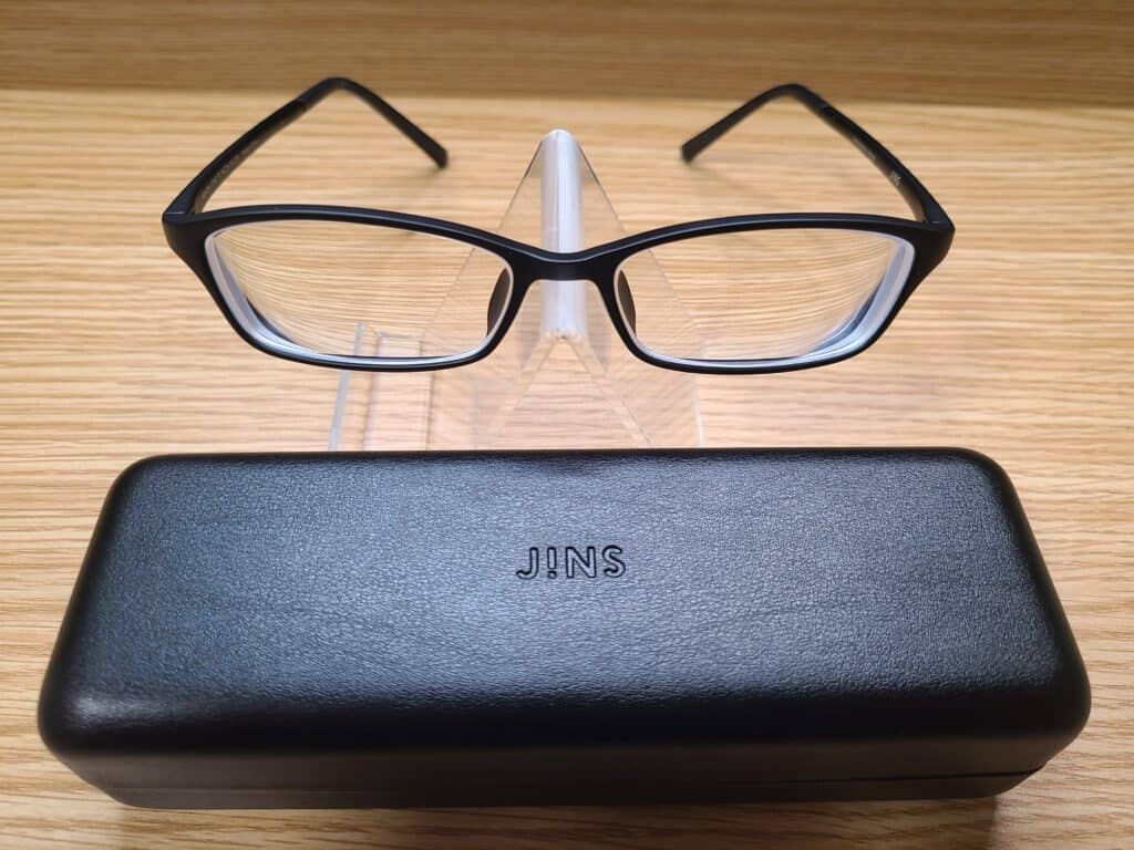 新しい遠近両用眼鏡と付属のケース
